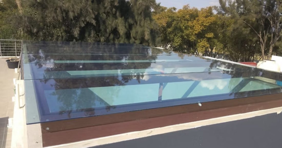 Domos de cristal planos instalados sobre una azotea